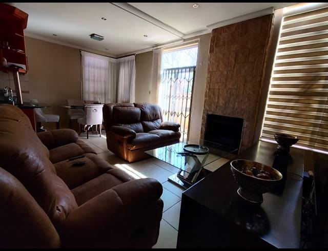3 BEDROOM TOWNHOUSE FOR SALE IN CASHAN